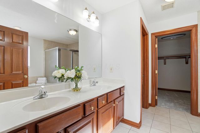 8092 Summerhouse Drive E, Dublin, OH 43016