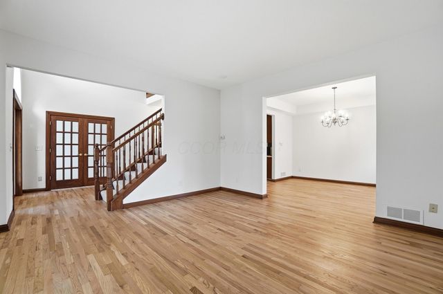 8092 Summerhouse Drive E, Dublin, OH 43016