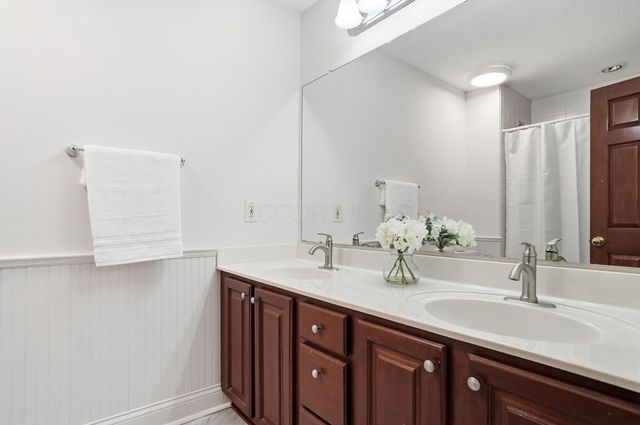 8092 Summerhouse Drive E, Dublin, OH 43016