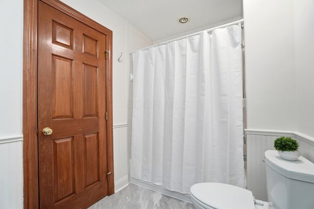 8092 Summerhouse Drive E, Dublin, OH 43016