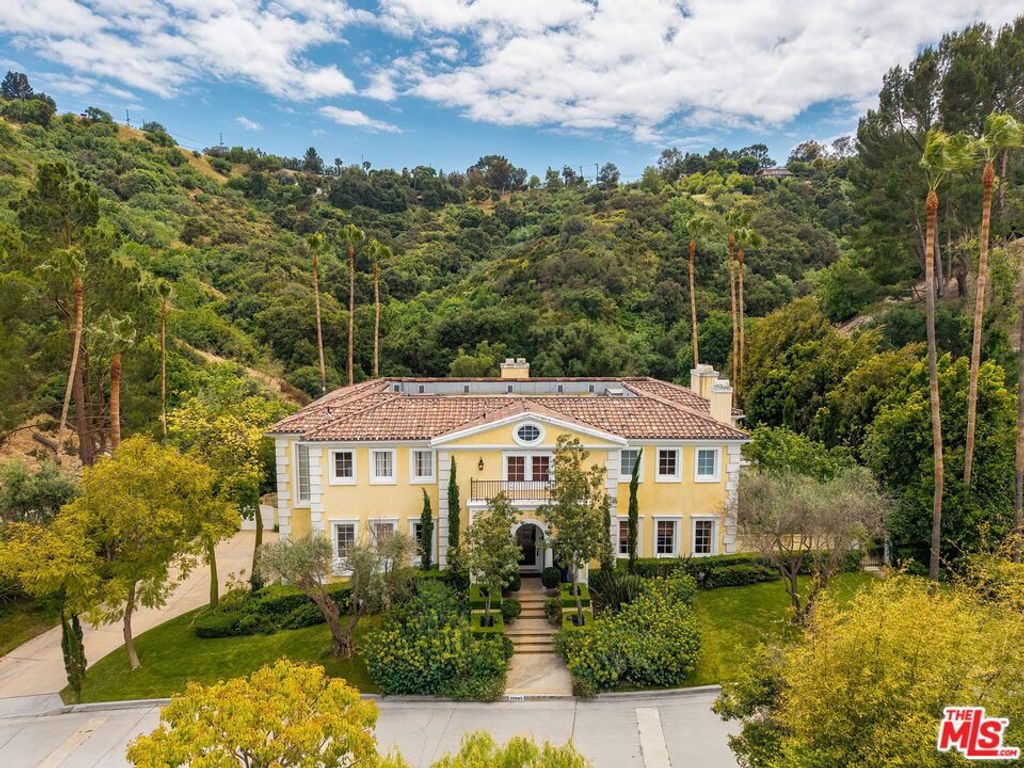 13935 Durham Road, Beverly Hills, CA 90210 — exterior