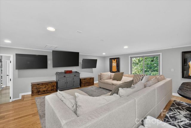 7611 Robin Crest Road, Charlotte, NC 28226