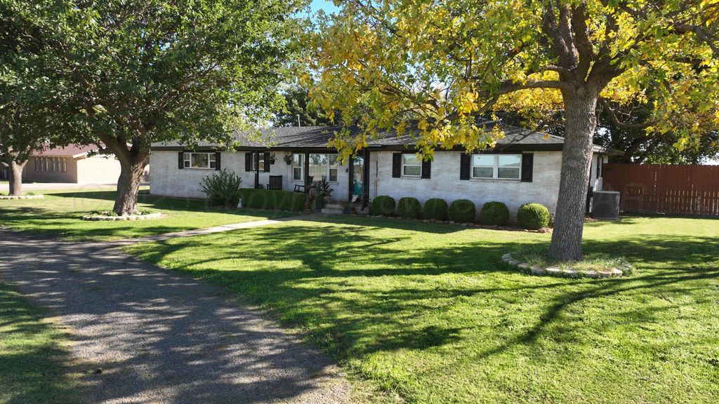 1707 W Bedford Street, Dimmitt, TX 79027