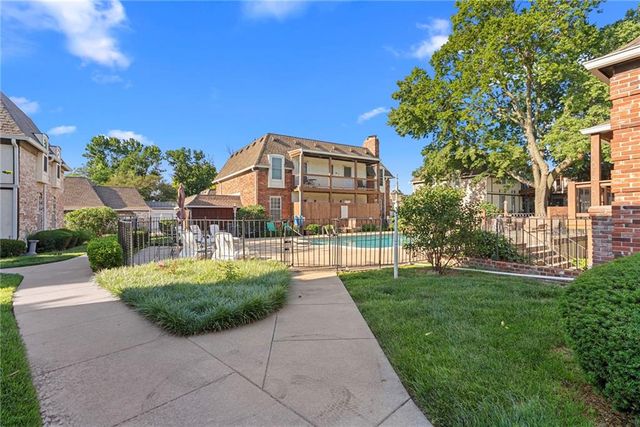 5717 METCALF Court, Overland Park, KS 66202