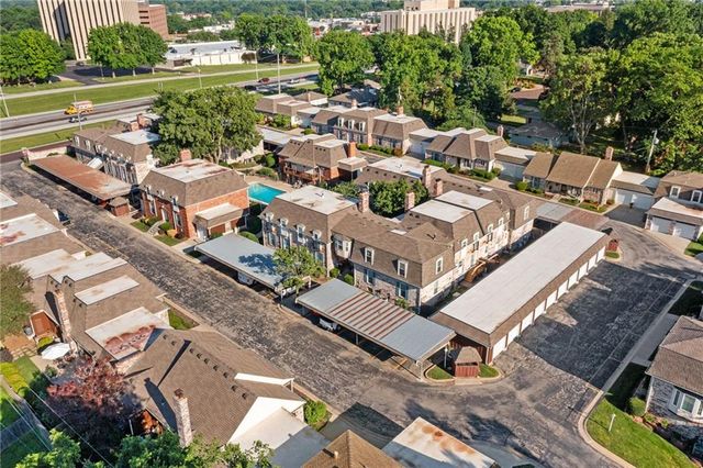 5717 METCALF Court, Overland Park, KS 66202
