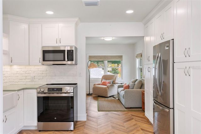 1716 OAK STREET NE, St Petersburg, FL 33704