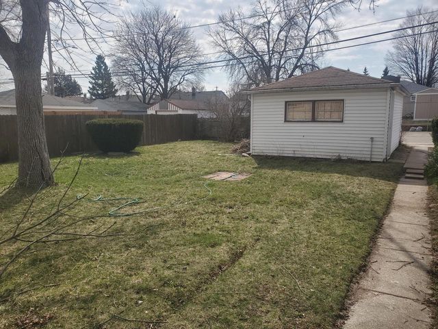 8229 W Grantosa DRIVE W, Milwaukee, WI 53218