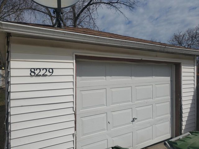 8229 W Grantosa DRIVE W, Milwaukee, WI 53218