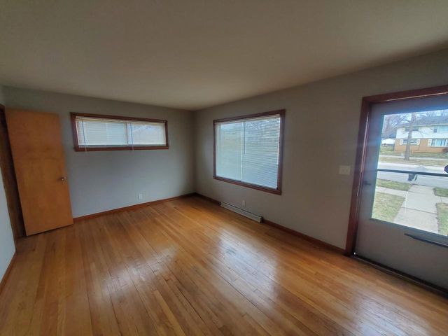 8229 W Grantosa DRIVE W, Milwaukee, WI 53218