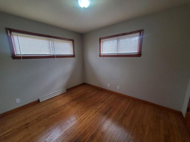 8229 W Grantosa DRIVE W, Milwaukee, WI 53218