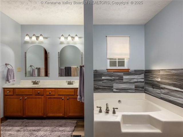 243 Maple Road, Hurricane, WV 25526