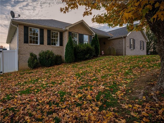 243 Maple Road, Hurricane, WV 25526