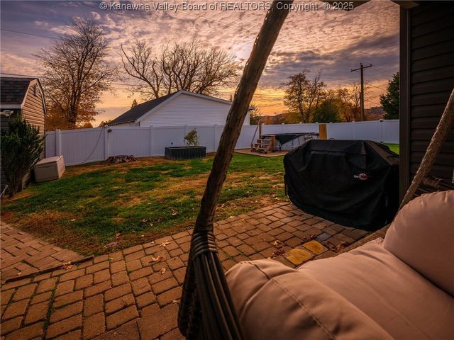 243 Maple Road, Hurricane, WV 25526