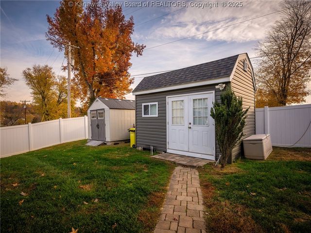 243 Maple Road, Hurricane, WV 25526