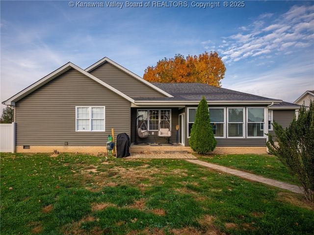 243 Maple Road, Hurricane, WV 25526