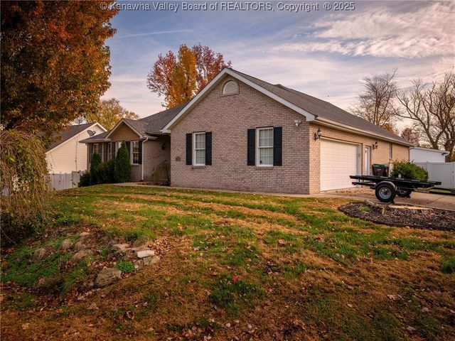 243 Maple Road, Hurricane, WV 25526