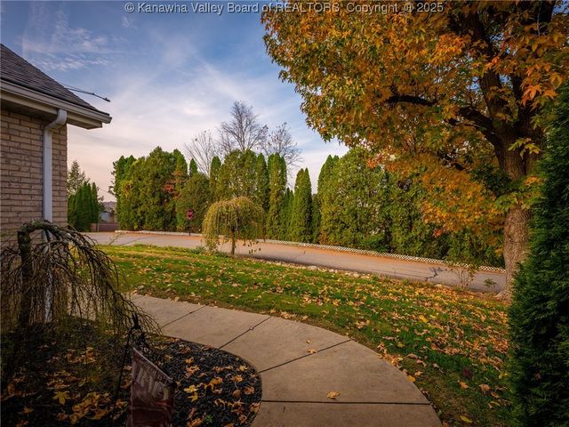 243 Maple Road, Hurricane, WV 25526