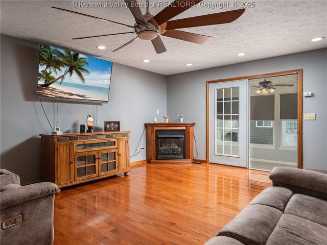 243 Maple Road, Hurricane, WV 25526