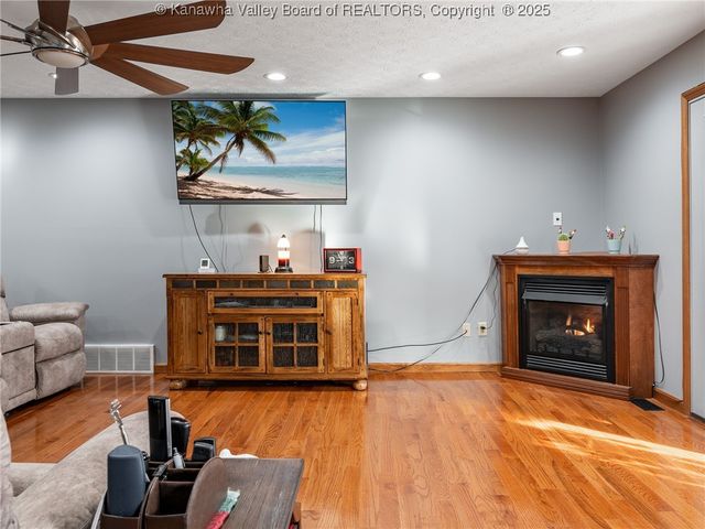 243 Maple Road, Hurricane, WV 25526