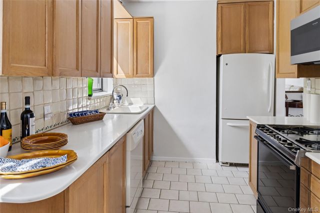 640 W 239th Street 2F, Bronx, NY 10463