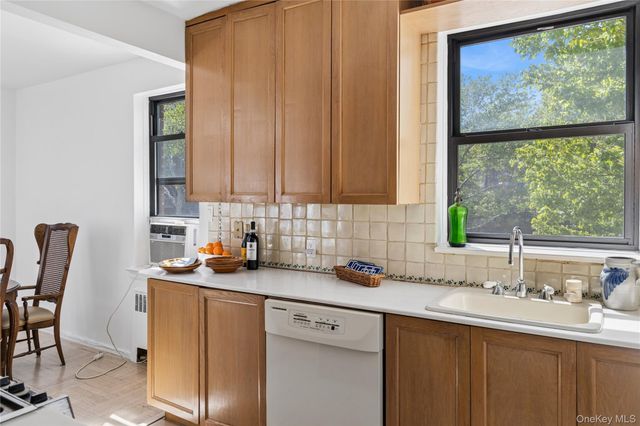 640 W 239th Street 2F, Bronx, NY 10463
