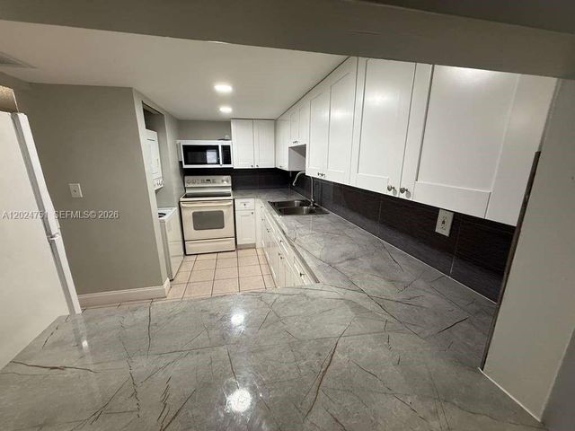 10000 NW 80th Ct 2345, Hialeah Gardens, FL 33016