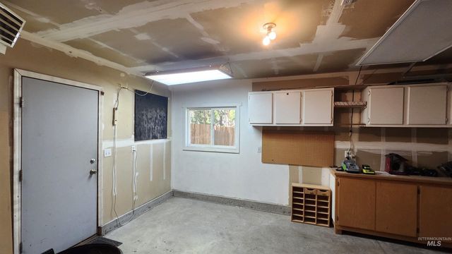 6071 N Drake Way, Garden City, ID 83714