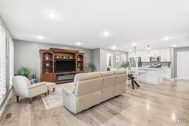 1064 Dyess Way, St Charles, MO 63301