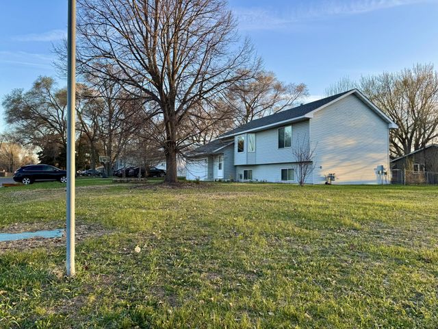 7431 Dupont Avenue N, Brooklyn Park, MN 55444