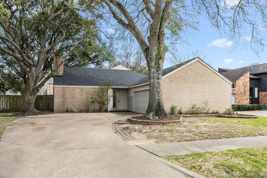 8011 Suspiro Drive, Houston, TX 77083