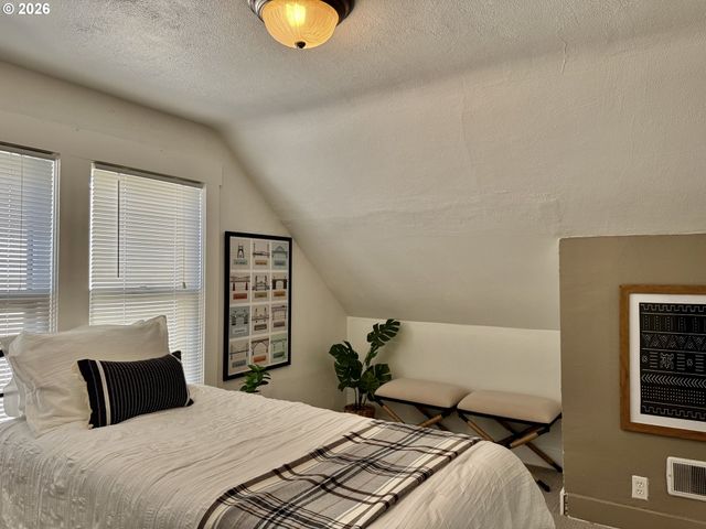 7252 N JORDAN Ave, Portland, OR 97203