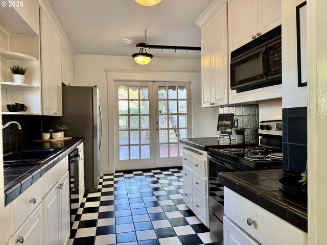 7252 N JORDAN Ave, Portland, OR 97203