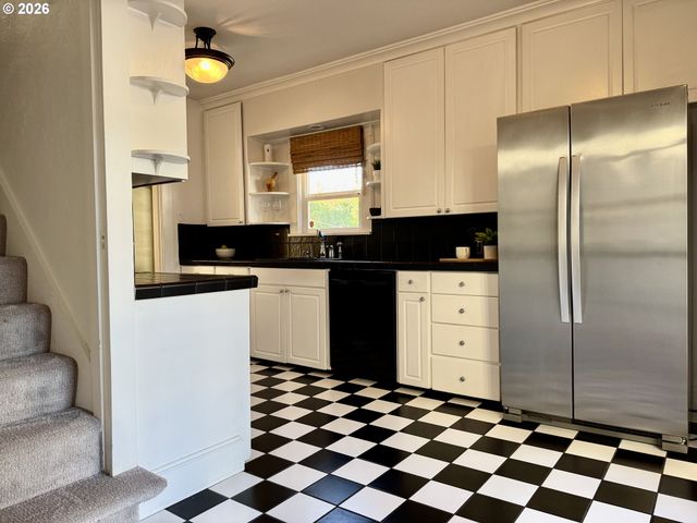 7252 N JORDAN Ave, Portland, OR 97203