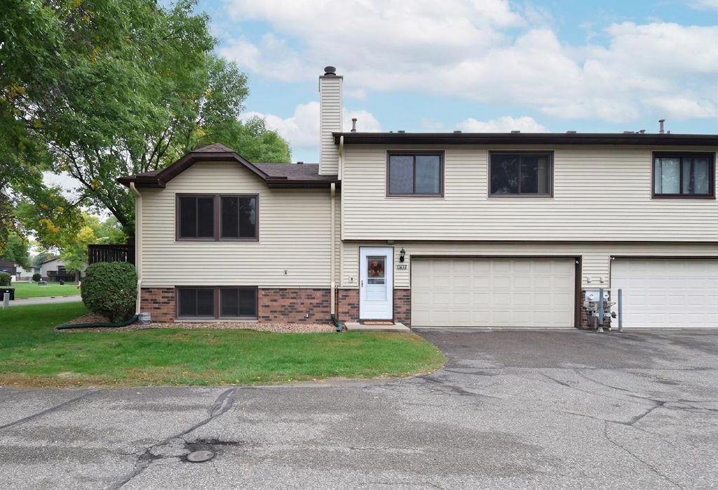 8724 N Maplebrook Circle, Brooklyn Park, MN 55445 — photo 2