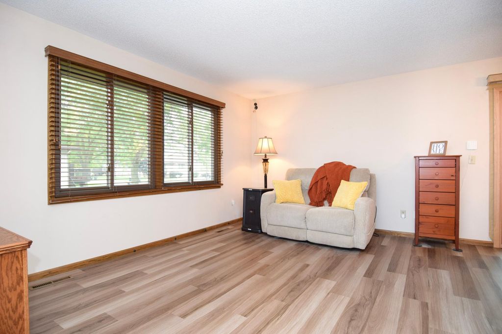 8724 N Maplebrook Circle, Brooklyn Park, MN 55445 — photo 5