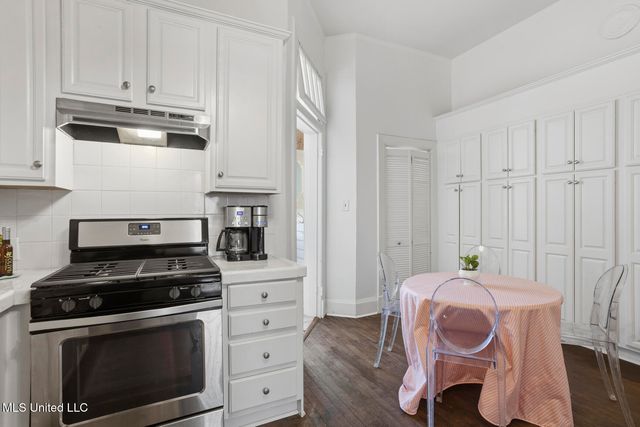 818 Pinehurst Place, Jackson, MS 39202