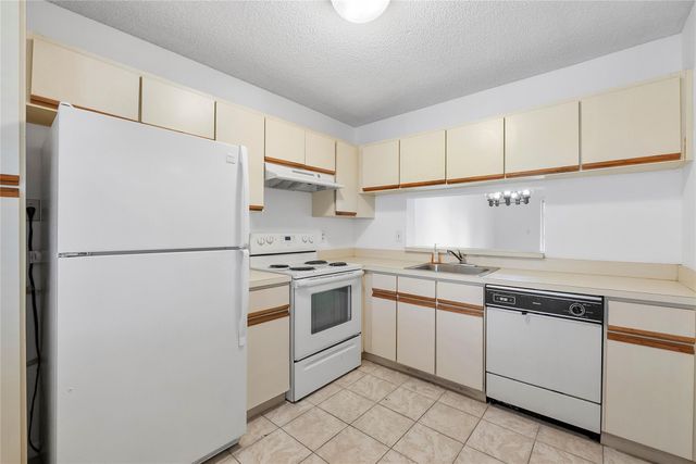 3051 Holiday Springs Blvd 204, Margate, FL 33063