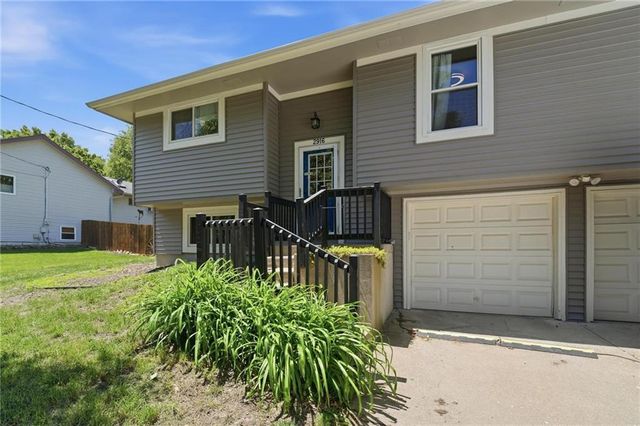 2916 S 14th Street, Leavenworth, KS 66048