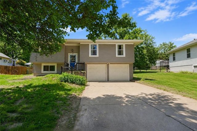 2916 S 14th Street, Leavenworth, KS 66048