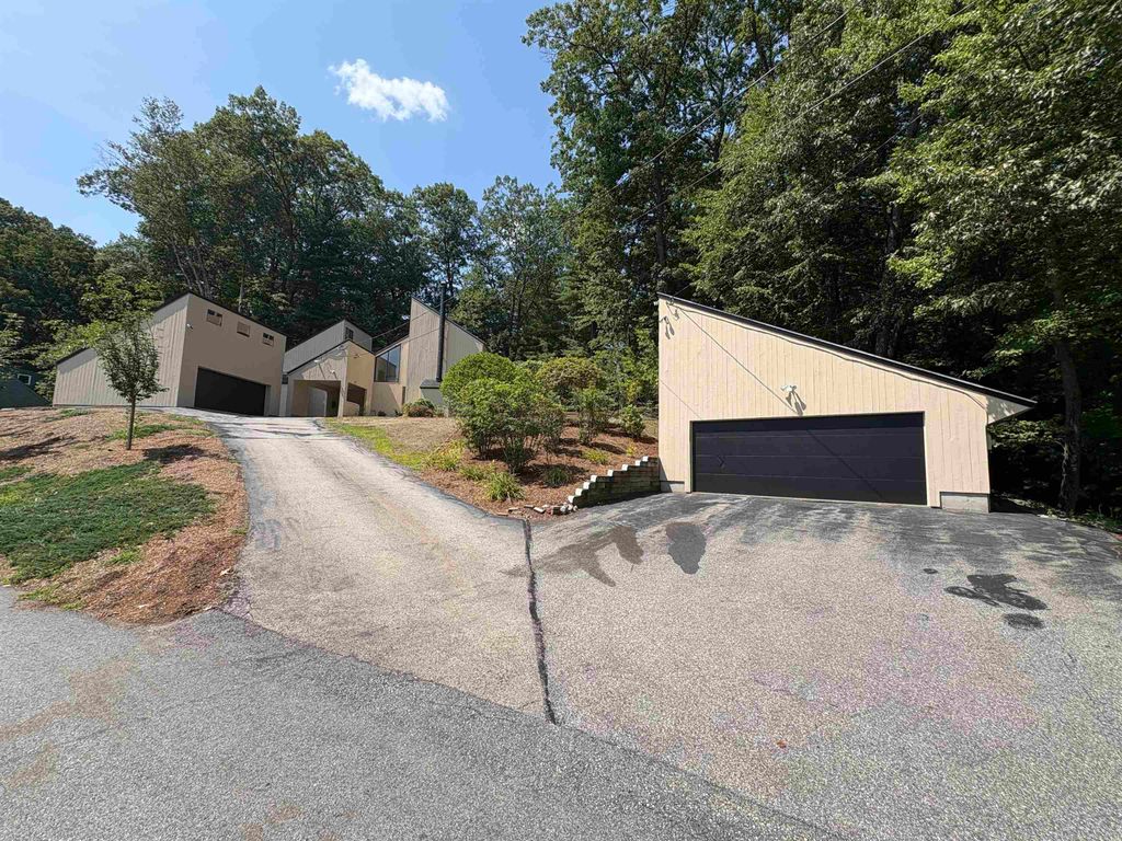17 Dunbarton Drive, Nashua, NH 03063