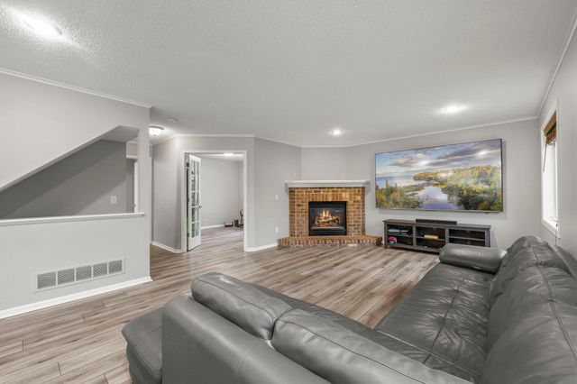 1672 Windsor Drive S, Shakopee, MN 55379