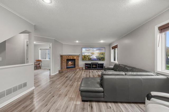 1672 Windsor Drive S, Shakopee, MN 55379