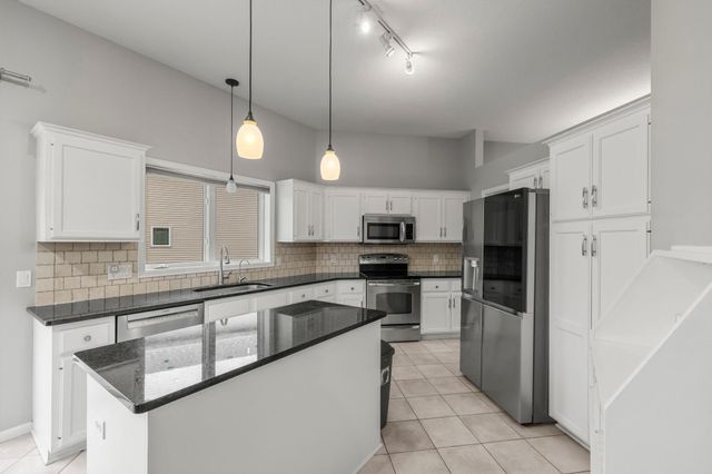 1672 Windsor Drive S, Shakopee, MN 55379