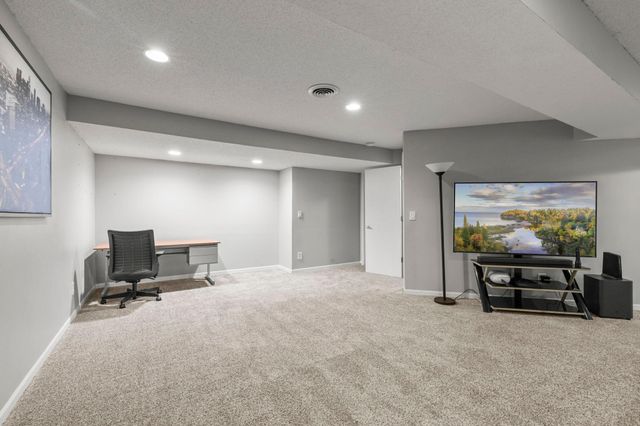 1672 Windsor Drive S, Shakopee, MN 55379