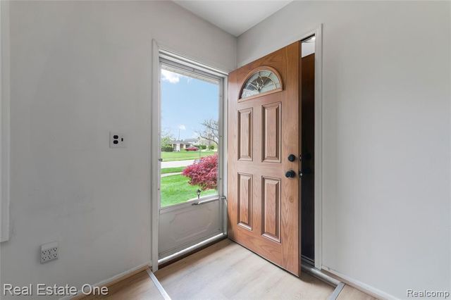 1668 Castleton Drive, Troy, MI 48083