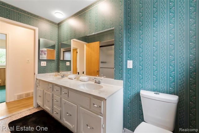 1668 Castleton Drive, Troy, MI 48083