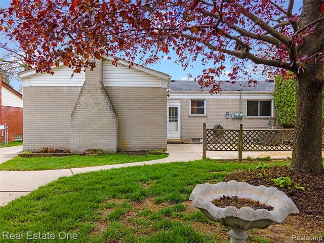 1668 Castleton Drive, Troy, MI 48083