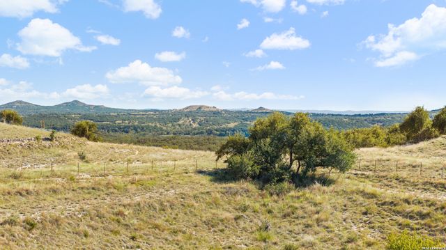 5032 Kendalia Rd, Blanco, TX 78606