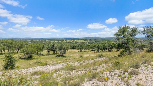 5032 Kendalia Rd, Blanco, TX 78606