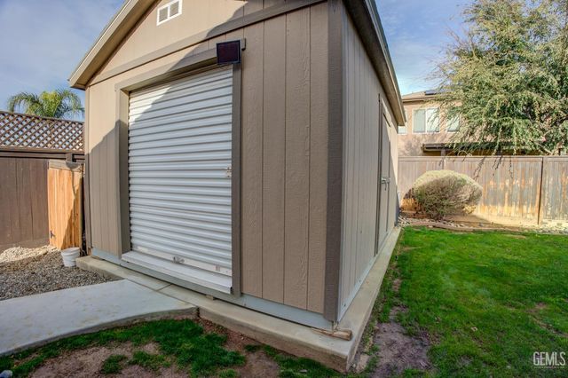 9128 Oak Garden Lane, Shafter, CA 93263